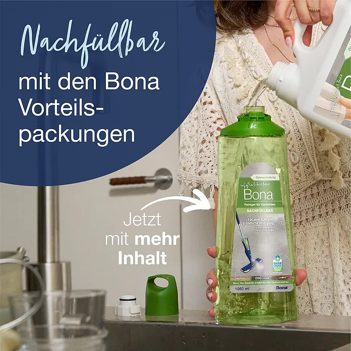 Bona Fliesen- & Laminatreiniger für Hartböden - 1.050 ml, Kartusche - Eine grüne Bona Reinigerflasche wird aus einem größeren weißen Behälter nachgefüllt, Betonung der Nachfüllbarkeit und des erhöhten Inhalts.