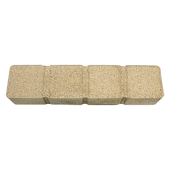 Christoph Randstein Multi- Bord - 50 x 11,5 x 8 cm, Mediterran, Gerade - Nahaufnahme eines länglichen, sandfarbenen Pflastersteins mit abgerundeten Kanten und einer leicht rauen Textur.