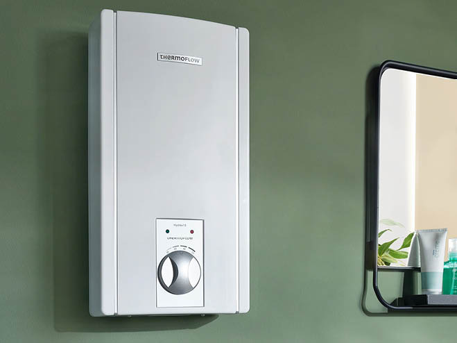 Respekta Warmwasserspeicher im Bad an der grünen Wand