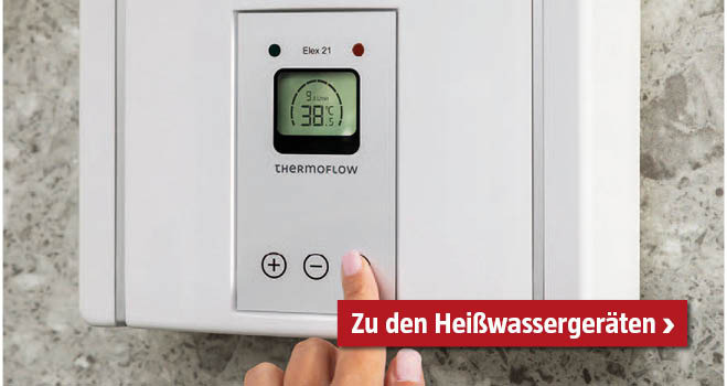 Frau tippt auf den Warmwasserspeicher