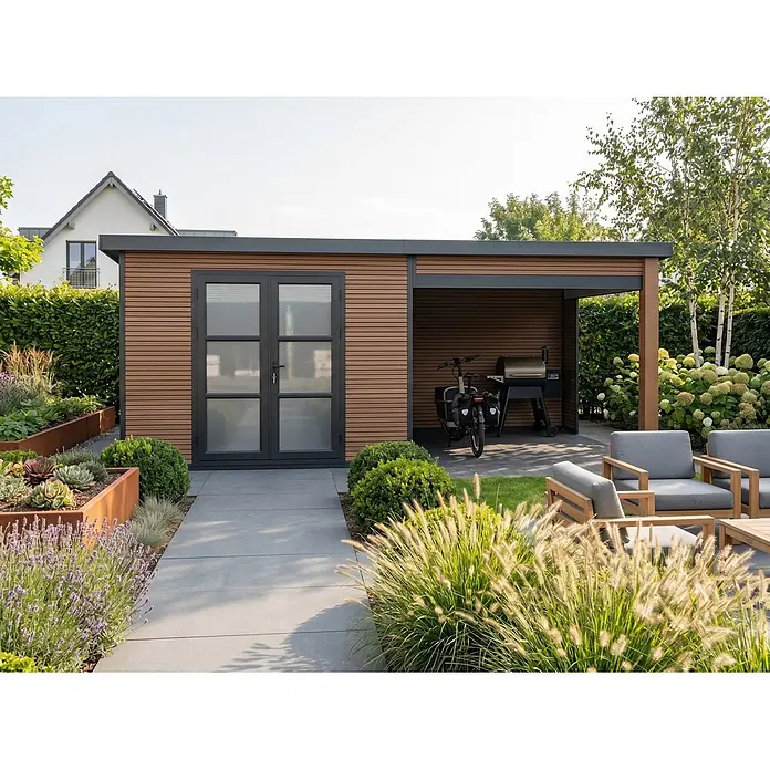 Fjordholz Gartenhaus FineLine 16,90 m² Teak - Außenmaß inkl. Dachüberstand (B x T): 616,5 x 325 cm, Aluminium, Teak - Modernes Gartenhaus mit Holzoptik-Verkleidung und dunkelgrauen Akzenten, Doppeltüren und einem integrierten Carport mit Fahrrad und Grill, neben einer Terrasse.