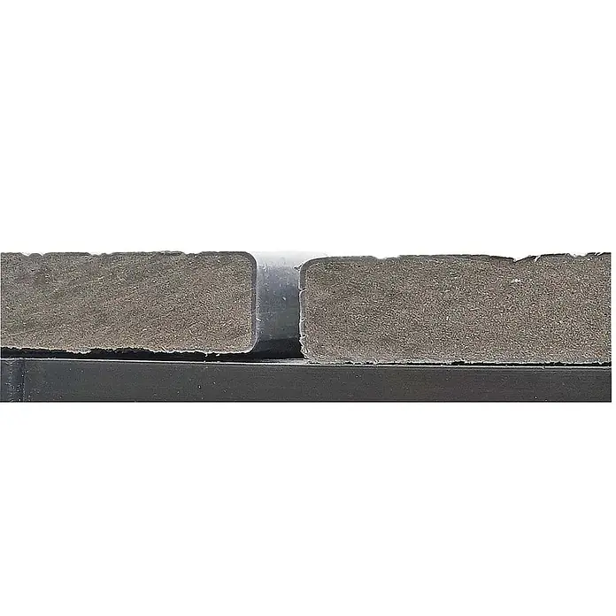 Berlinlodge WPC-Fliese - Grau, 4 Stk. - Zwei graue, rechteckige Faserplatten mit einem Spalt, auf einer schwarzen Unterlage liegend.