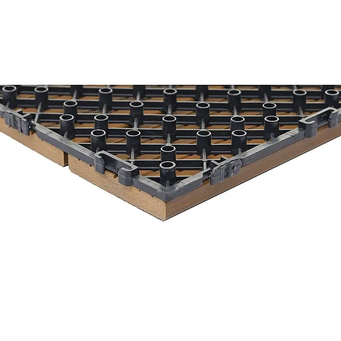 Berlinlodge WPC-Fliese - Braun, 11 Stk. - Nahaufnahme einer modularen Terrassenfliese mit brauner Unterlage und schwarzem Kunststoffgitter zum einfachen Verlegen.