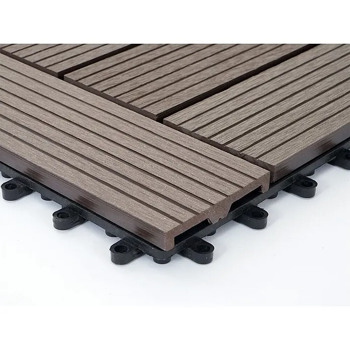 Berlinlodge WPC-Fliese - Braun, 11 Stk. - Braune geriffelte Verbund-Terrassenplatten mit schwarzem Kunststoffunterbau.