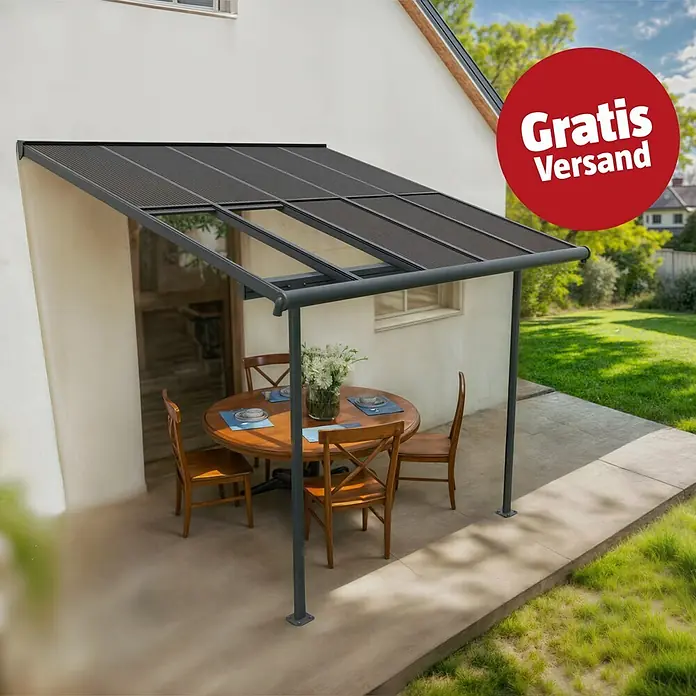 Palram – Canopia Terrassenüberdachung Sierra Cabrio - B x T: 300 x 300 cm, Anthrazitgrau, Polycarbonat, Grau - Dunkelgraue Terrassenüberdachung mit Wellplatten, über einem Essbereich im Freien an einem weißen Haus installiert.