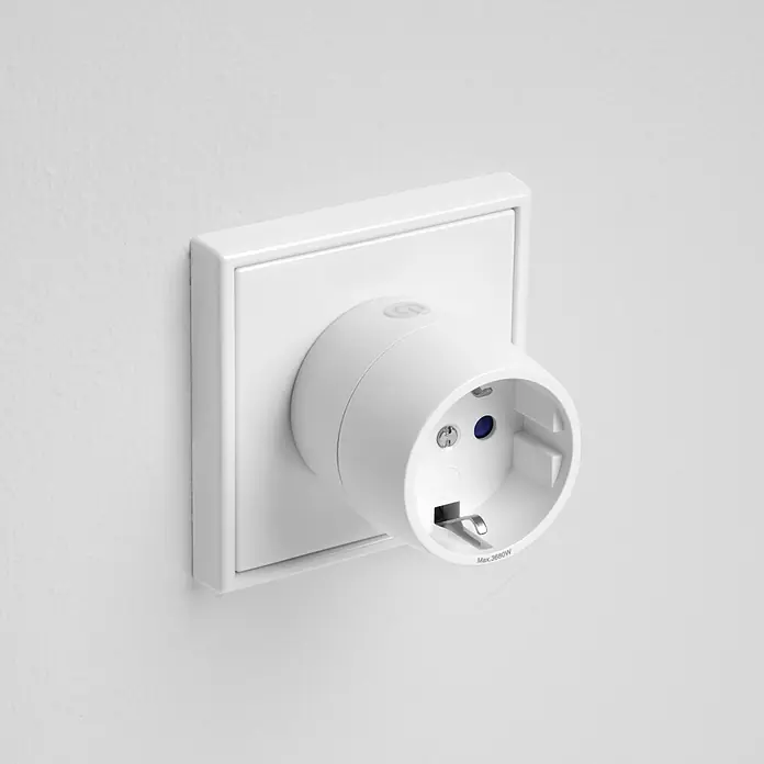 REV Funksteckdosen-Set 3 Stk. - Weiß - Weißer runder Smart Plug Adapter in eine Wandsteckdose gesteckt, mit Power-Taste und "Max. 3680W" Beschriftung.