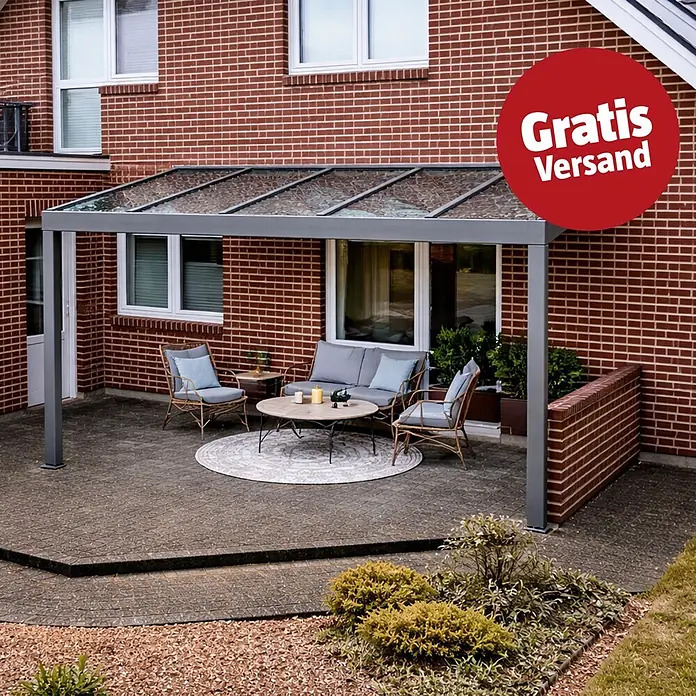 Gardendreams Terrassenüberdachung Elegance - B x T: 400 x 305,5 cm, Graualuminium, Verbundsicherheitsglas (VSG), Klar - Graues Terrassendach mit Klarglasdach über einer Sitzgruppe auf einer Ziegelstein-Terrasse.