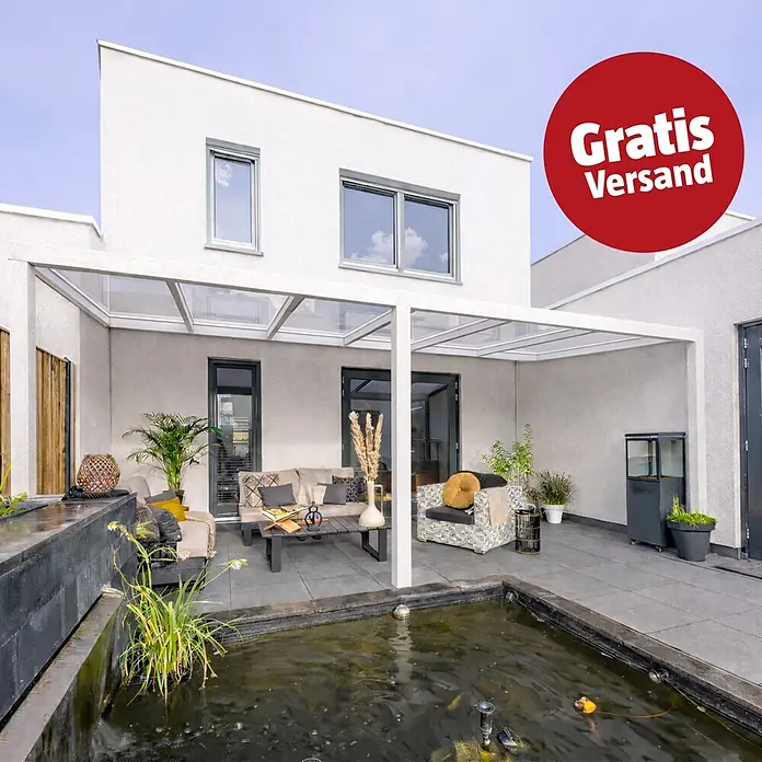 Gardendreams Terrassenüberdachung Essence - B x T: 600 x 335,5 cm, Reinweiß, Verbundsicherheitsglas (VSG), Klar - Weiße moderne Veranda mit transparentem Dach über einer Terrasse, neben Haus und Teich. Mit 'Gratis Versand' Aufkleber.