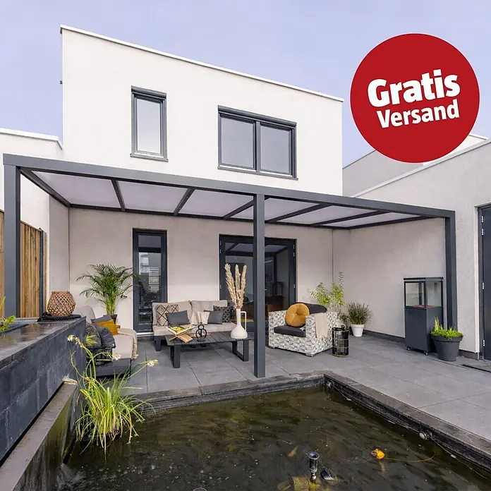 Gardendreams Terrassenüberdachung Essence - B x T: 600 x 405,5 cm, Anthrazitgrau, Polycarbonat, Opal - Dunkelgraue Pergola überdacht eine moderne Terrasse mit Outdoor-Möbeln und Teich.