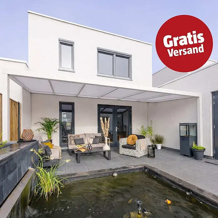 Gardendreams Terrassenüberdachung Essence - B x T: 300 x 405,5 cm, Reinweiß, Polycarbonat, Opal - Modernes weißes Terrassendach erstreckt sich über eine stilvolle Außensitzgruppe neben einem Haus mit Teich, spendet Schatten und Schutz.