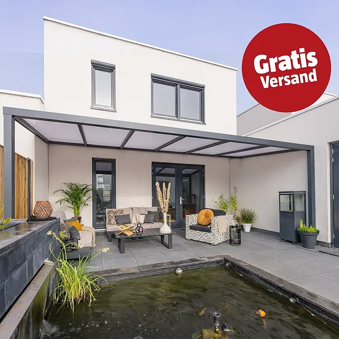 Gardendreams Terrassenüberdachung Essence - B x T: 300 x 405,5 cm, Anthrazitgrau, Polycarbonat, Opal - Eine moderne graue Terrassenüberdachung mit transluzenten Dachplatten, an einem weißen Haus, die einen Außenwohnbereich beschattet.