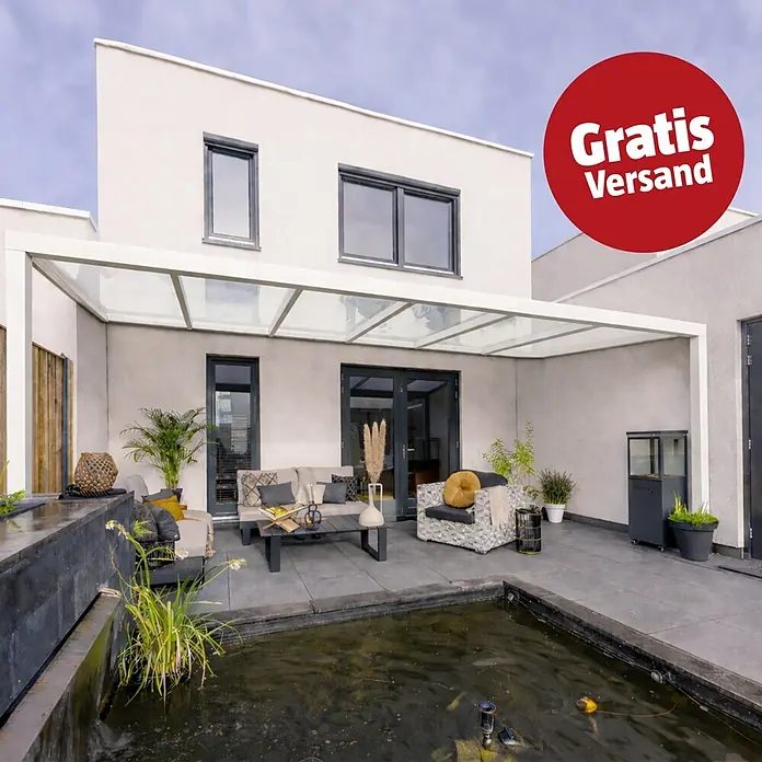 Gardendreams Terrassenüberdachung Essence - B x T: 300 x 335,5 cm, Reinweiß, Verbundsicherheitsglas (VSG), Klar - Weißes Glas-Terrassendach an einem modernen Haus, das einen Sitzbereich neben einem Teich überdacht.