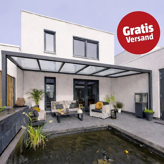 Gardendreams Terrassenüberdachung Essence - B x T: 300 x 255,5 cm, Anthrazitgrau, Verbundsicherheitsglas (VSG), Klar - Dunkelgraue Aluminium-Pergola mit Glasdach, die eine überdachte Terrasse am modernen Haus schafft.