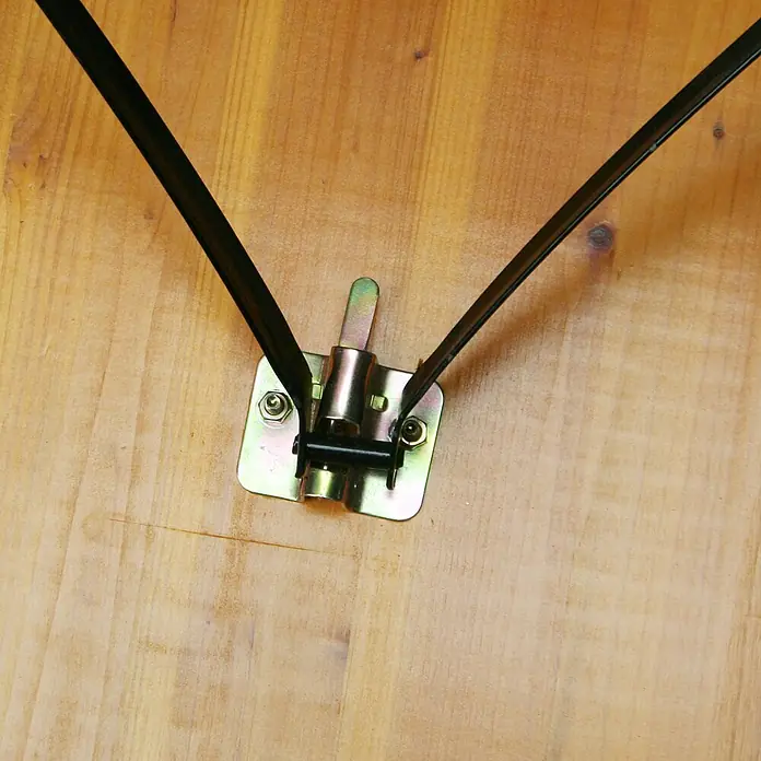SVITA Bierzeltgarnitur Bierzeltgarnitur - 3 -tlg., Klappbar - Verzinkter Metallscharniermechanismus mit Arretierungsstift, der zwei schwarze Metall-Klappbeine auf heller Holzoberfläche stützt.