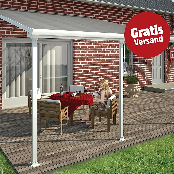 Solid Elements Terrassenüberdachung Martina - B x T: 425 x 400 cm, Verkehrsweiß, Polycarbonat, Transparent - Weißes Terrassendach mit transparentem Dach über einer Holzterrasse, spendet Schatten neben einem Haus.