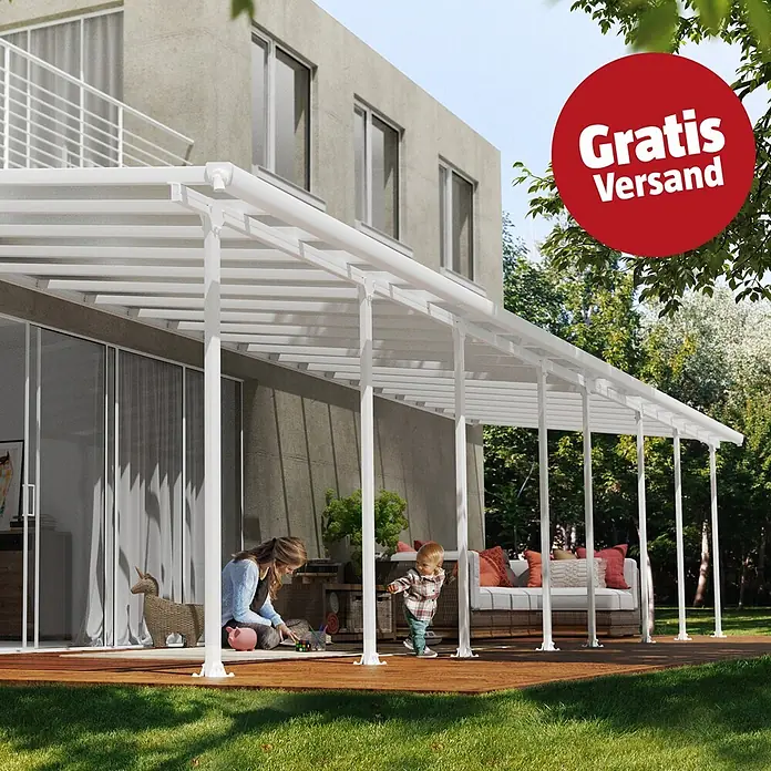 Solid Elements Terrassenüberdachung Martina - B x T: 1.092 x 300 cm, Verkehrsweiß, Polycarbonat, Transparent - Weiße Terrassenüberdachung mit lichtdurchlässigem Dach über einer Holzterrasse, die einer Familie Schatten spendet.