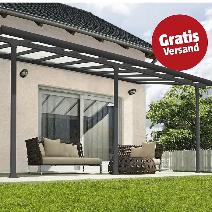 Solid Elements Terrassenüberdachung Martina - B x T: 546 x 300 cm, Anthrazitgrau, Polycarbonat, Transparent - Dunkelgraue Pergola mit lichtdurchlässigem Dach, an einem Haus befestigt, überdacht eine Terrasse mit Sitzgelegenheiten im Freien.