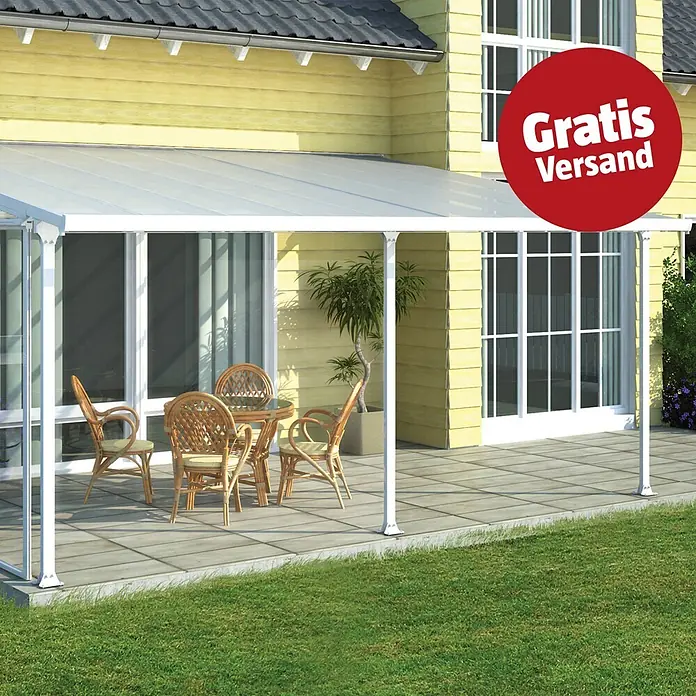 Solid Elements Terrassenüberdachung Martina - B x T: 606 x 400 cm, Verkehrsweiß, Polycarbonat, Transparent - Weiße Terrassenüberdachung mit klarem Dach, an einem gelben Haus, schützt eine Essgruppe im Freien.