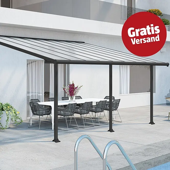 Palram – Canopia Terrassenüberdachung Olympia - B x T: 546 x 300 cm, Anthrazitgrau, Polycarbonat, Transparent - Eine schwarze Metallpergola mit transparentem Dach, die einen Essbereich im Freien neben einem Pool beschattet.