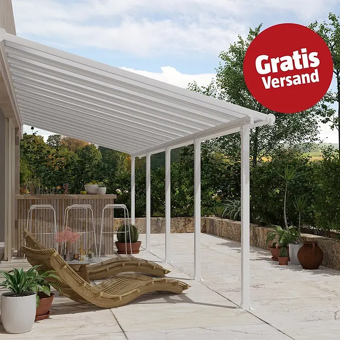 Palram – Canopia Terrassenüberdachung Olympia - B x T: 915 x 300 cm, Verkehrsweiß, Polycarbonat, Transparent - Weiße Metallpergola mit lichtdurchlässigen Dachplatten über einer Außenterrasse, die Liegestühle und eine Bar beschattet.