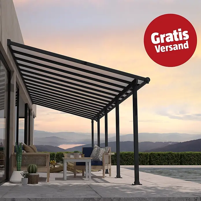 Palram – Canopia Terrassenüberdachung Olympia - B x T: 915 x 300 cm, Anthrazitgrau, Polycarbonat, Transparent - Schwarze Pergola mit gestreiftem Dach, beschattet eine Terrasse mit Sitzgelegenheiten und Bergblick.