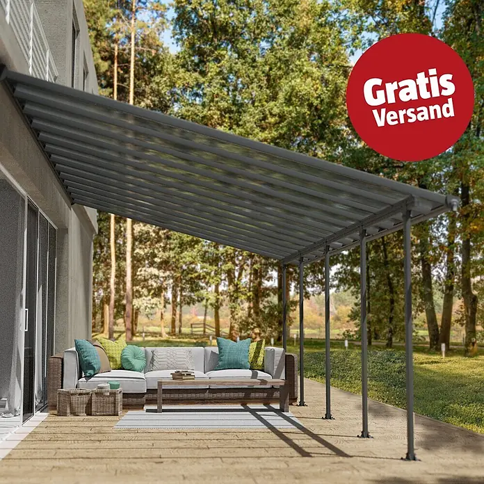 Solid Elements Terrassenüberdachung Martina - B x T: 787 x 400 cm, Anthrazitgrau, Polycarbonat, Transparent - Dunkelgraue Pergola überdacht eine Terrasse mit Gartenmöbeln, am Haus befestigt.