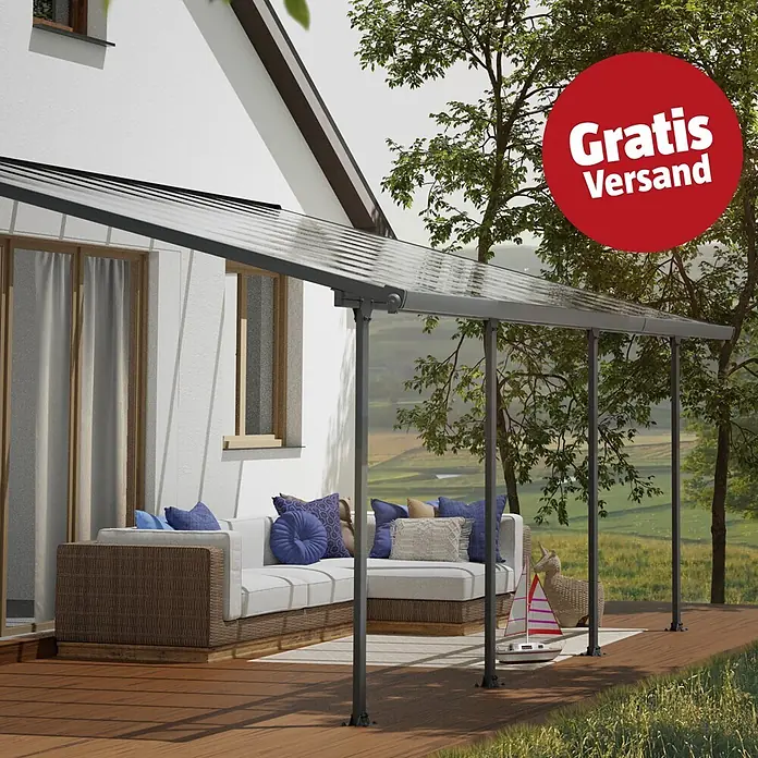 Solid Elements Terrassenüberdachung Martina - B x T: 606 x 400 cm, Anthrazitgrau, Polycarbonat, Transparent - Graues Terrassendach mit lichtdurchlässigen Platten, am Haus befestigt, über einer Holzterrasse mit Möbeln.