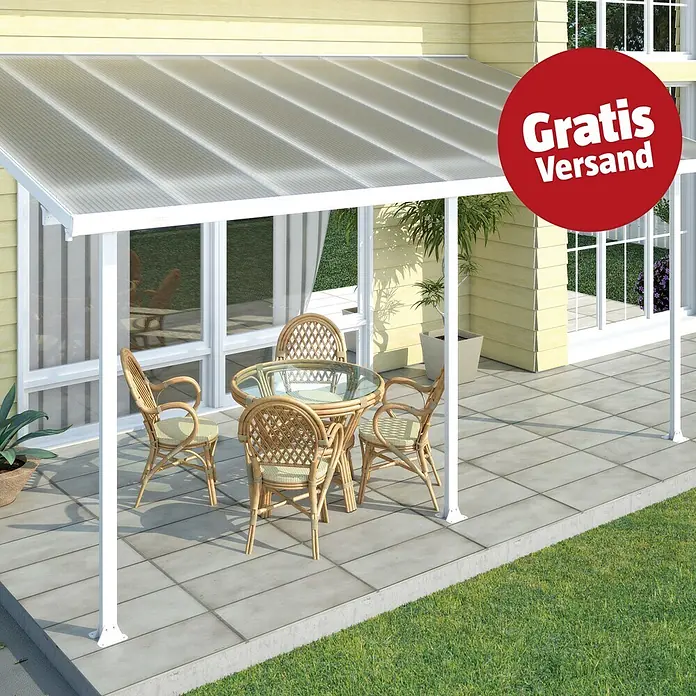 Terrassenüberdachung Tuscany LED - B x T: 546 x 300 cm, Verkehrsweiß, Polycarbonat, Transparent - Weiße Terrassenüberdachung mit lichtdurchlässigen Wellplatten, über einer gefliesten Terrasse mit Gartenmöbeln am Haus installiert.