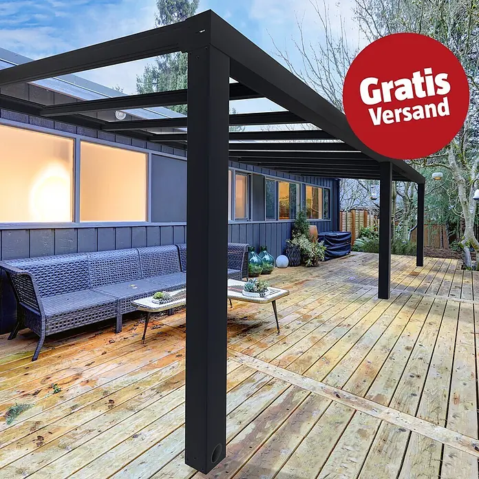 Palram – Canopia Terrassenüberdachung Stockholm - B x T: 740 x 340 cm, Anthrazitgrau, Polycarbonat - Moderne schwarze Pergola auf einer Holzterrasse, die einen überdachten Außenbereich schafft.