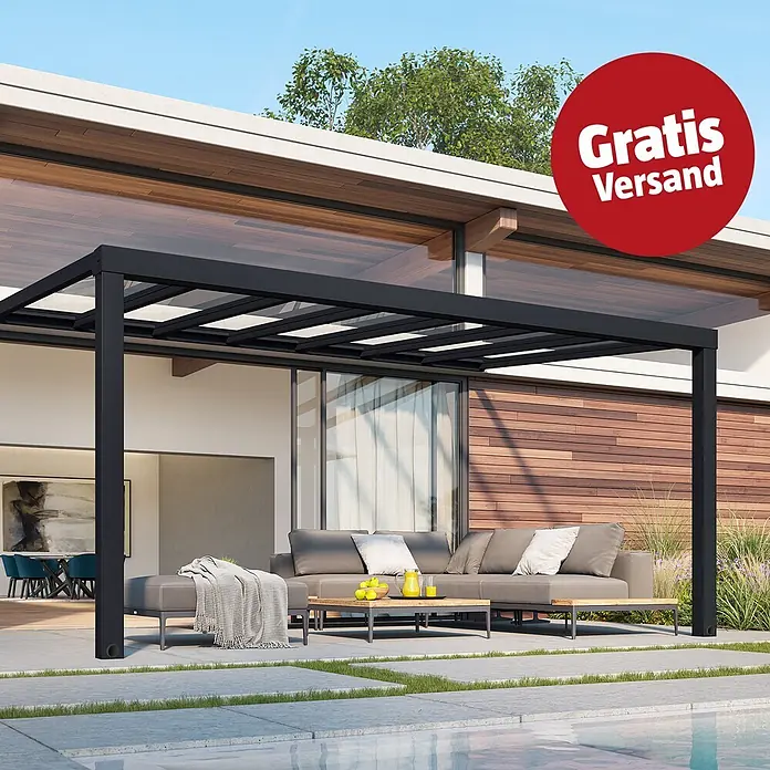 Palram – Canopia Terrassenüberdachung Stockholm - B x T: 515 x 340 cm, Anthrazitgrau, Polycarbonat - Schwarze Metall-Pergola mit Glasdach auf moderner Terrasse, beschattet ein Outdoor-Sofa.