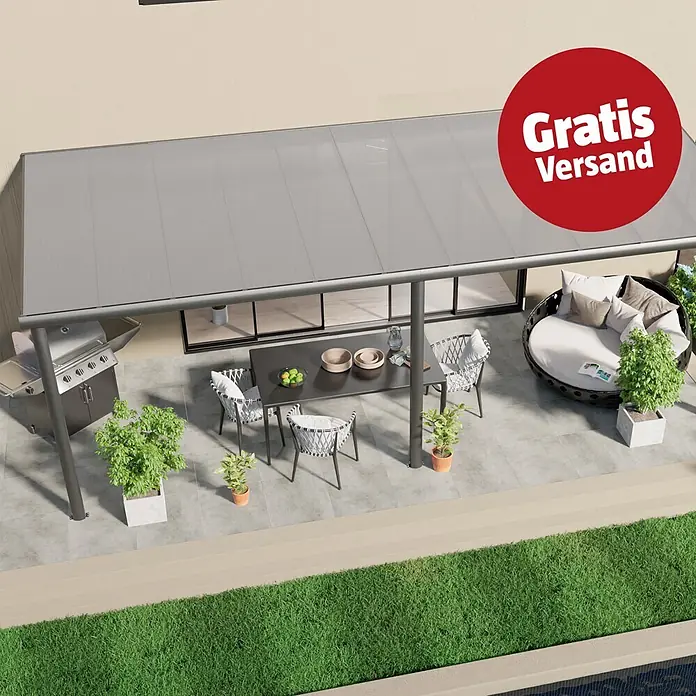 Gardendreams Terrassenüberdachung Comfort - B x T: 604 x 250 cm, Anthrazitgrau, Polycarbonat, Transparent - Graue Pergola mit geripptem Dach, die Schatten über eine Außenterrasse mit Ess- und Loungemöbeln spendet.