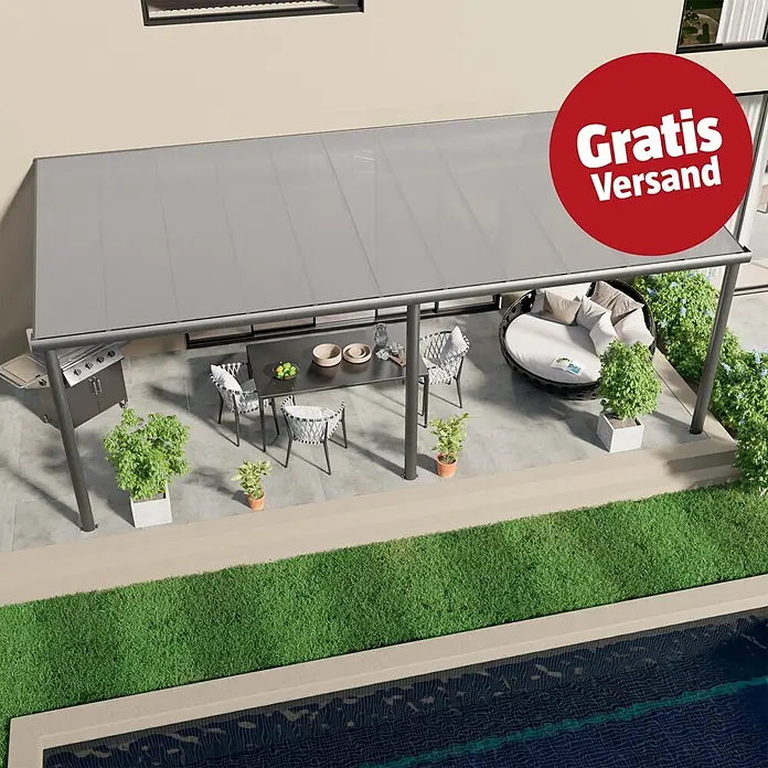 Gardendreams Terrassenüberdachung Comfort - B x T: 604 x 300 cm, Anthrazitgrau, Polycarbonat, Transparent - Graue Aluminium-Pergola mit lichtdurchlässigem Dach über einer modernen Terrasse mit Ess- und Lounge-Bereich, neben Haus und Pool.