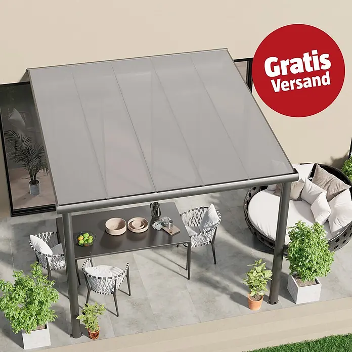 Gardendreams Terrassenüberdachung Comfort - B x T: 304 x 300 cm, Anthrazitgrau, Polycarbonat, Transparent - Eine moderne graue Pergola mit ausziehbarem Dach beschattet einen Essbereich im Freien mit Tisch, Stühlen und einem runden Sofa.