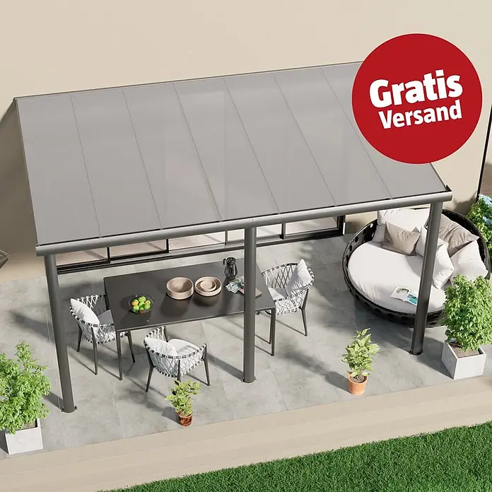 Gardendreams Terrassenüberdachung Comfort - B x T: 424 x 250 cm, Anthrazitgrau, Polycarbonat, Transparent - Graue Terrassenüberdachung über Esstisch und Liege auf einer gefliesten Terrasse.