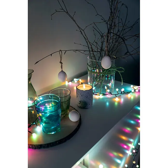 Konstsmide LED-Clusterlichterkette Globe Pastell - Außen, Länge: 8,78 cm, Netzbetrieben - Gemütliche Oster- oder Frühlingsdekoration mit kahlen Zweigen, weißen Eiern, einer Kerze, Gläsern und bunten Lichterketten.