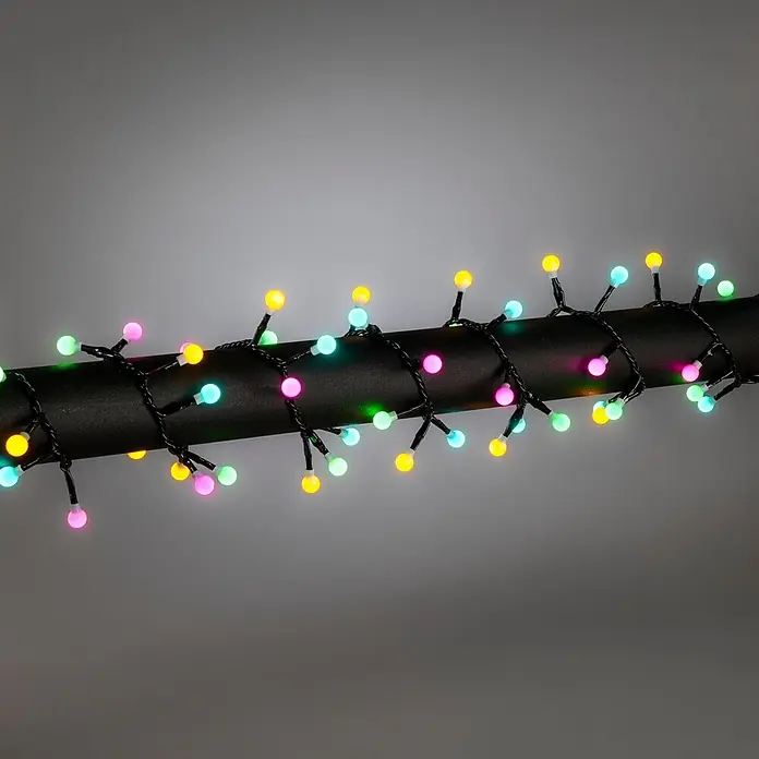 Konstsmide LED-Clusterlichterkette Globe Pastell - Außen, Länge: 4,38 m, 200 Stk., Netzbetrieben - Bunte Lichterkette mit kleinen runden Glühbirnen, um ein dunkles Rohr gewickelt.