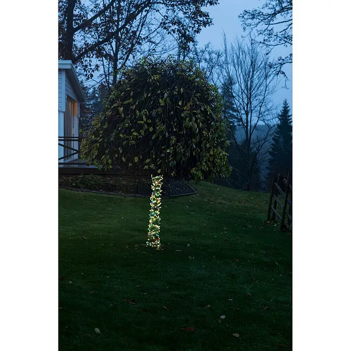 Konstsmide LED-Clusterlichterkette Globe Pastell - Außen, Länge: 4,38 m, 200 Stk., Netzbetrieben - Bunte Lichterkette fest um den Stamm eines Gartenbaumes gewickelt, leuchtet hell am Abend.