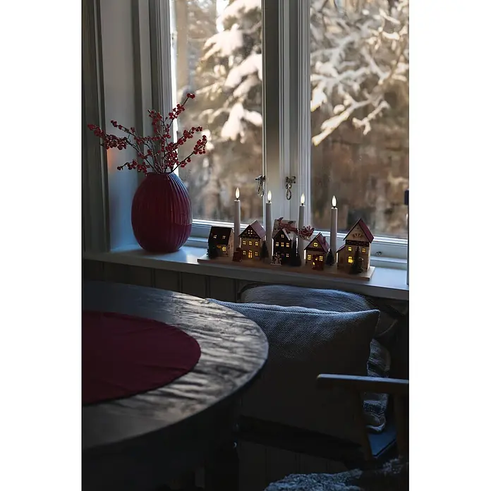 Konstsmide LED-Holzsilhouette Miniaturhäuser - 47 x 11 x 20,5 cm, Braun, Batteriebetrieben, Warmweiß - Beleuchtete Miniaturhäuser, elektrische Kerzen und rote Beeren auf einer Fensterbank, gemütliche Winterdekoration.