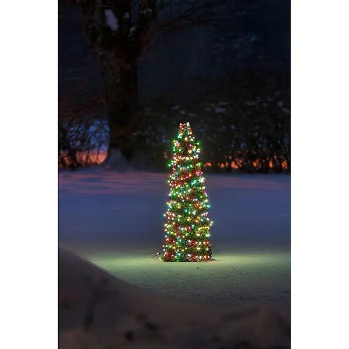 Konstsmide LED-Clusterlichterkette Globe Pastell - Außen, Länge: 8,78 cm, Netzbetrieben - Bunt beleuchteter Weihnachtsbaum in einer verschneiten Winterlandschaft.