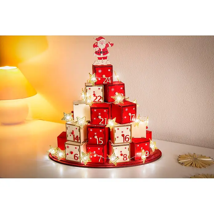 Konstsmide LED-Lichterkette - Innen, Lichtfarbe: Warmweiß, Anzahl Leuchtmittel: 20 Stk., Batteriebetrieben - Holz-Adventskalender mit nummerierten rot/cremefarbenen Boxen, Sternenlichtern und Weihnachtsmannfigur.
