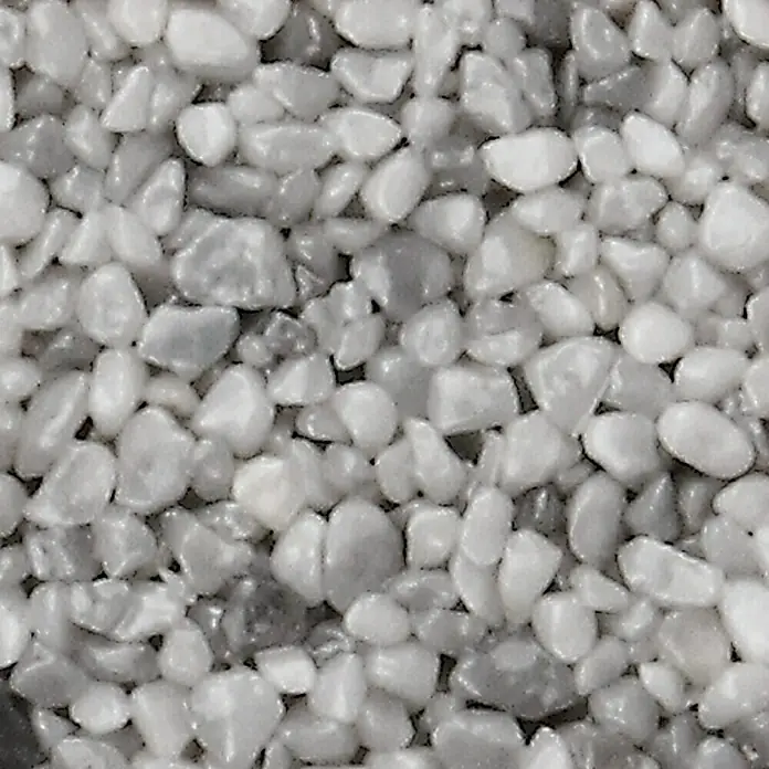 Probau Steinchenteppich Marmorkiesel, 2-4 mm - Nebelgrau, 20 kg - Nahaufnahme von Zierkies in Weiß- und Grautönen, ideal für Gartenwege oder dekorative Elemente im Innenbereich.