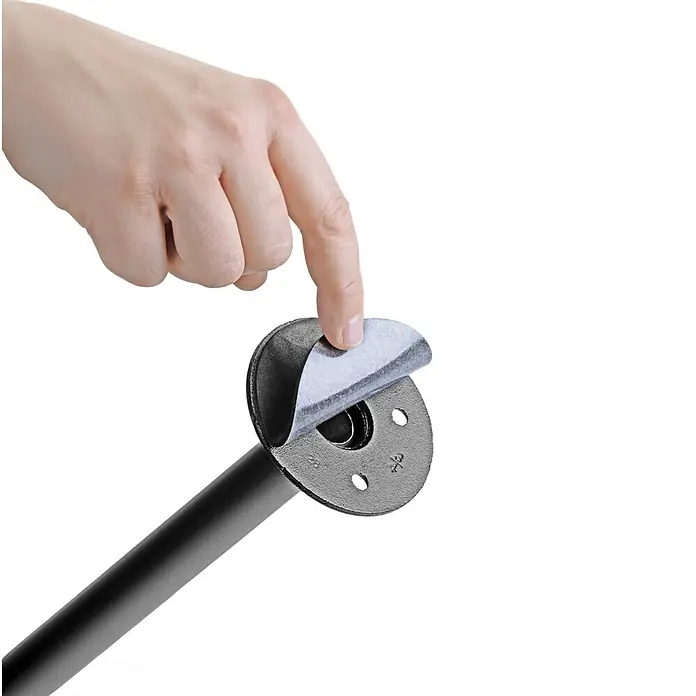 Walteco Rusticline Anti-Rutsch-Pad RT-61, Ø83mm,4STK - Durchmesser: 83 mm, Schwarz, Kleben, 4 Stk. - Hand zieht Schutzfolie von einem schwarzen Rohrflansch ab.
