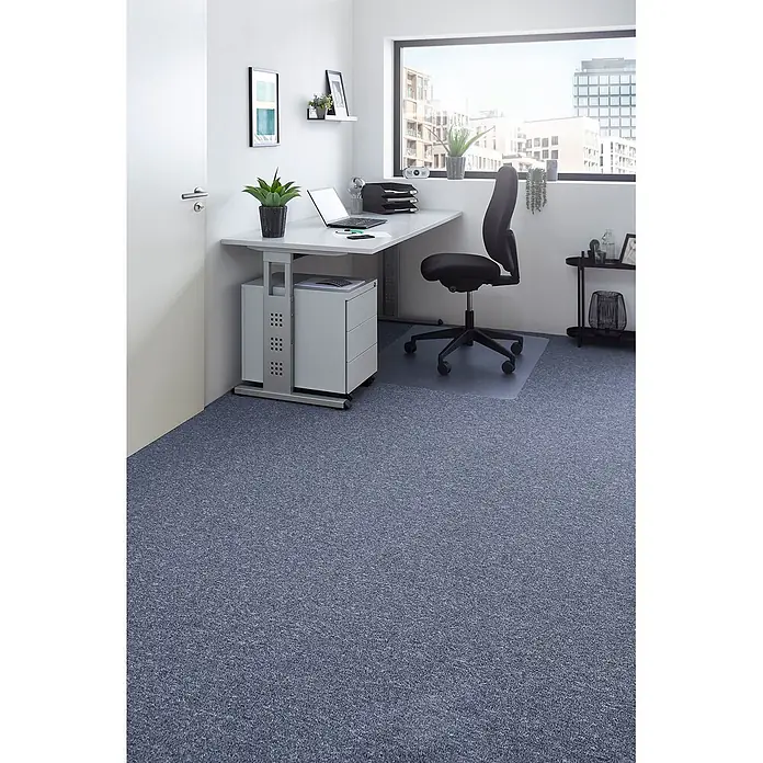 Bricoflor Teppichboden Meterware Muster, Schlinge gemustert, blau grau - Breite: 400 cm, Schlinge, 100 % Polypropylen (PP), blau grau - Gesprenkelter blauer Teppich bedeckt den Boden eines modernen Büros, auch unter Schreibtisch und Bürostuhl.