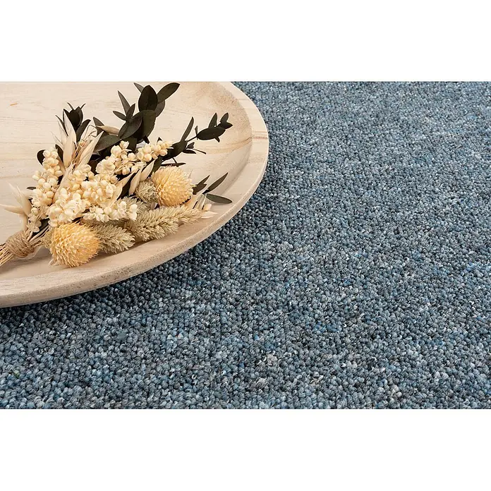 Bricoflor Teppichboden Meterware Muster, Schlinge gemustert, blau grau - Breite: 400 cm, Schlinge, 100 % Polypropylen (PP), blau grau - Blauer gesprenkelter Teppich mit verschiedenen Farbtönen, präsentiert mit Trockenblumen und Holzschale.