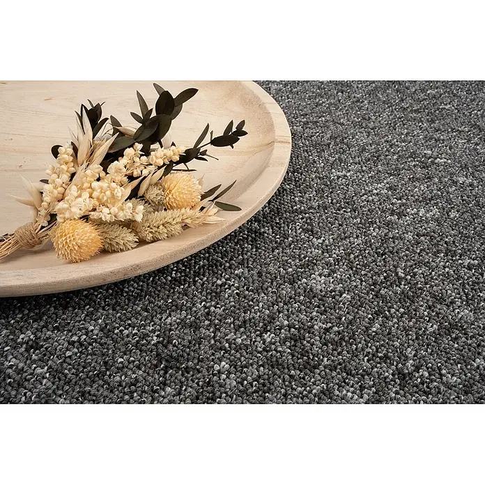 Bricoflor Teppichboden Meterware Muster, Schlinge gemustert, dunkel-grau anthrazit - Breite: 400 cm, Schlinge, 100 % Polypropylen (PP), dunkel-grau anthrazit - Texturierter grauer Teppich mit mehrfarbigem Flor, präsentiert in einem Wohnambiente mit dekorativen Trockenblumen.