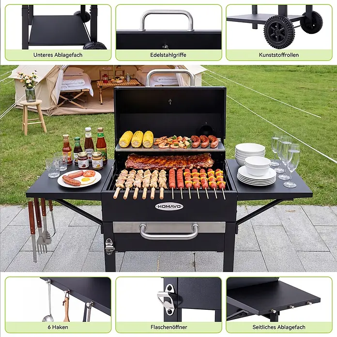 HOMAVO Holzkohlegrill - schwarz - Schwarzer Holzkohlegrill mit Edelstahlgriff, Seitenablagen und Rollen, im Freien beim Grillen verschiedener Speisen gezeigt.