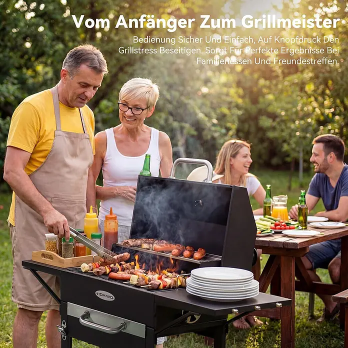 HOMAVO Holzkohlegrill - schwarz - Schwarzer Holzkohlegrill mit kochendem Essen, von Personen in einem Garten genutzt.