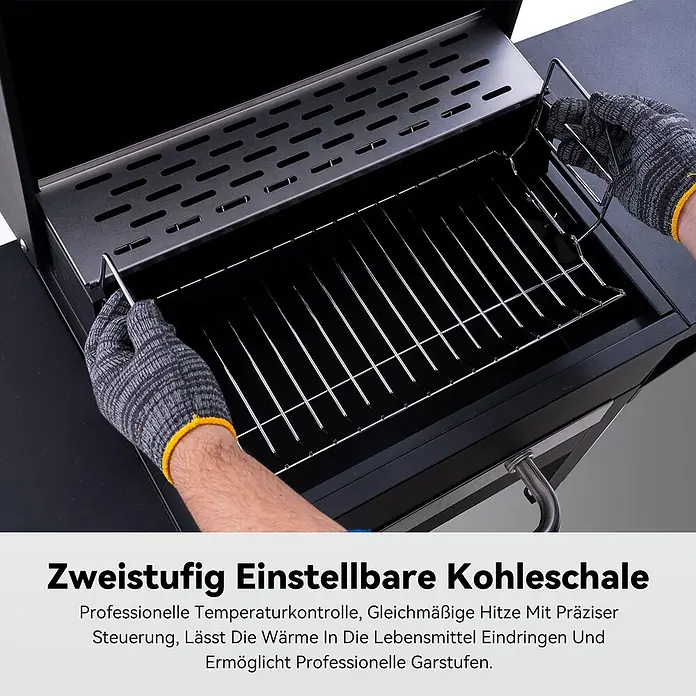 HOMAVO Holzkohlegrill - schwarz - Zweistufig verstellbare Kohleschale in einem Grill, von einer Hand mit Handschuh bedient, für präzise Temperaturkontrolle.