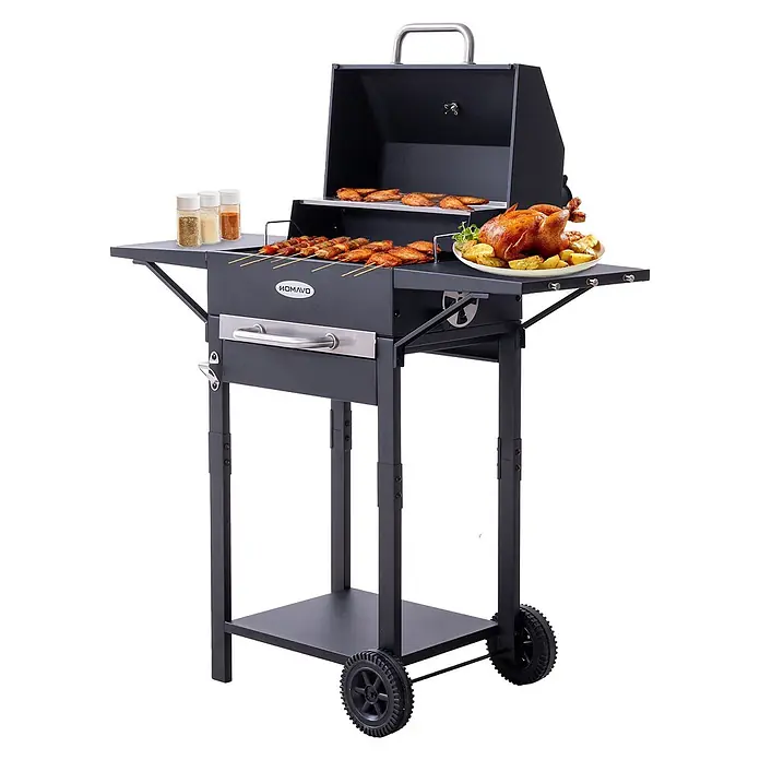 HOMAVO Holzkohlegrill - schwarz - Schwarzer Holzkohlegrill mit zwei klappbaren Seitenablagen, gefüllt mit Grillgut und Gewürzen. Mit Rädern für Mobilität.
