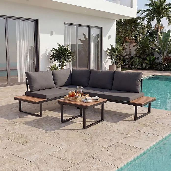 HOMAVO Loungemöbel-Set - 2 -tlg., verstärktem pulverbeschichtetem Stahl, Grau - Outdoor-Ecksofa mit dunkelgrauen Kissen, schwarzem Metallgestell und Holz-Akzenten, auf einer Terrasse am Pool.